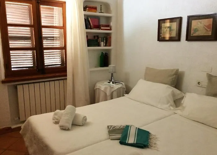 Jardi De Papallones 3* פוינסה